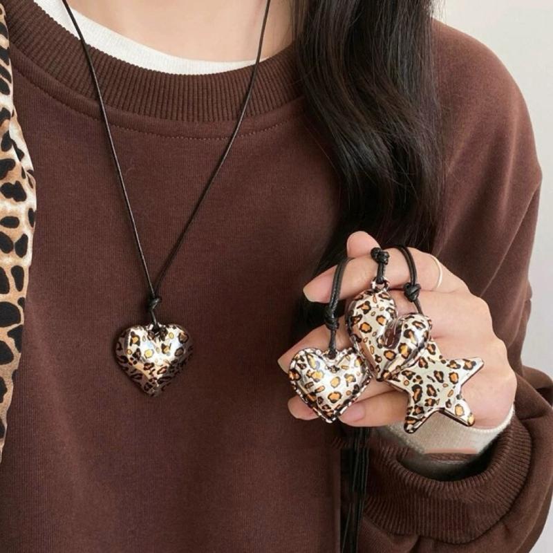 Colier cu pandantiv inimă leopard din aliaj robust și rășină, accesoriu de modă pentru femei și bărbați, bijuterii cu lanț lung argintiu