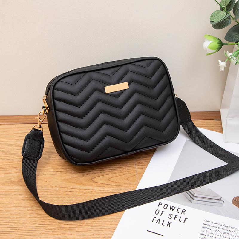 

Женская классическая маленькая квадратная сумка с вышивкой в виде волн 2025 женская сумка простая модная универсальная сумка-мессенджер сумка для мобильного телефона чёрный