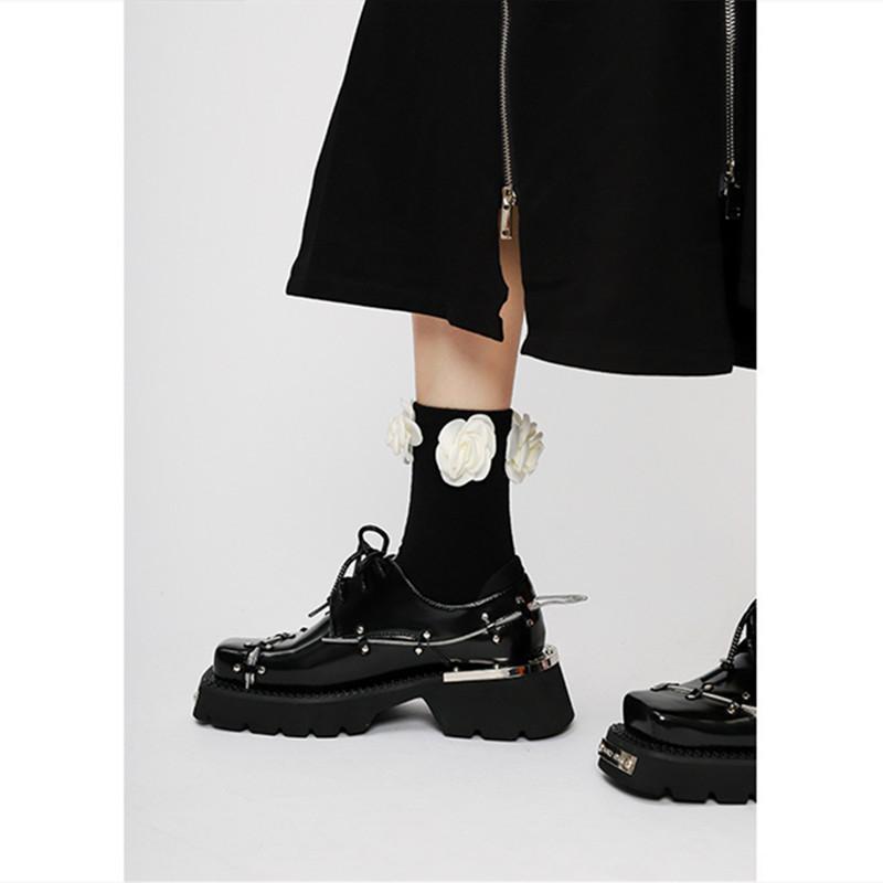 Mode Luxus Metallketten Dekoration Klobige Absatzschuhe Damen Hochwertiges Lackleder Schwarz Schnürschuhe Loafers Punk-Stil Herbstschuhe