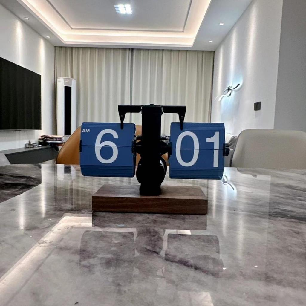 European Retro Flip Clock Table Ornament – Wang Ziru Style