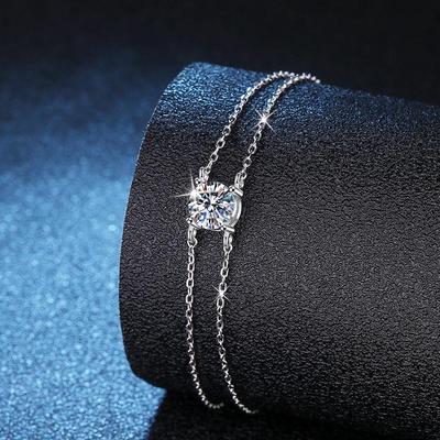 Damen Doppelreihiges Leichtes Luxus Moissanit Armband in S925 Sterlingsilber, mit einem vierkrappigen 1-Karat Moissanitstein.