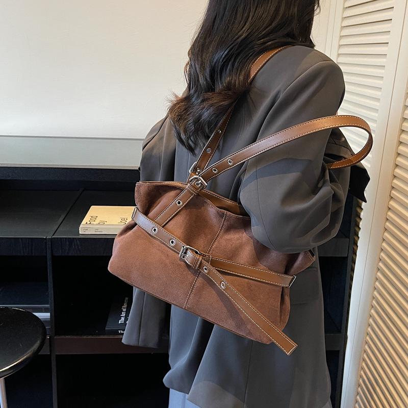 

Сумки большой вместимости женские осенне-зимние универсальные 2025 новые простые сумки на плечо популярны в этом году, текстурированные сумки-тоут для поездок на работу темно-коричневого