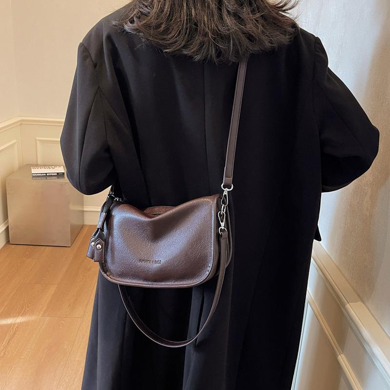 

Сумка Женская Зимняя Повседневная Сумка Корейская Версия Новое Чувство Тренда ins Сумка на Плечо для Поездок на Работу 2025 Женская Сумка Седло Мода 25*10*17 темно-коричневого