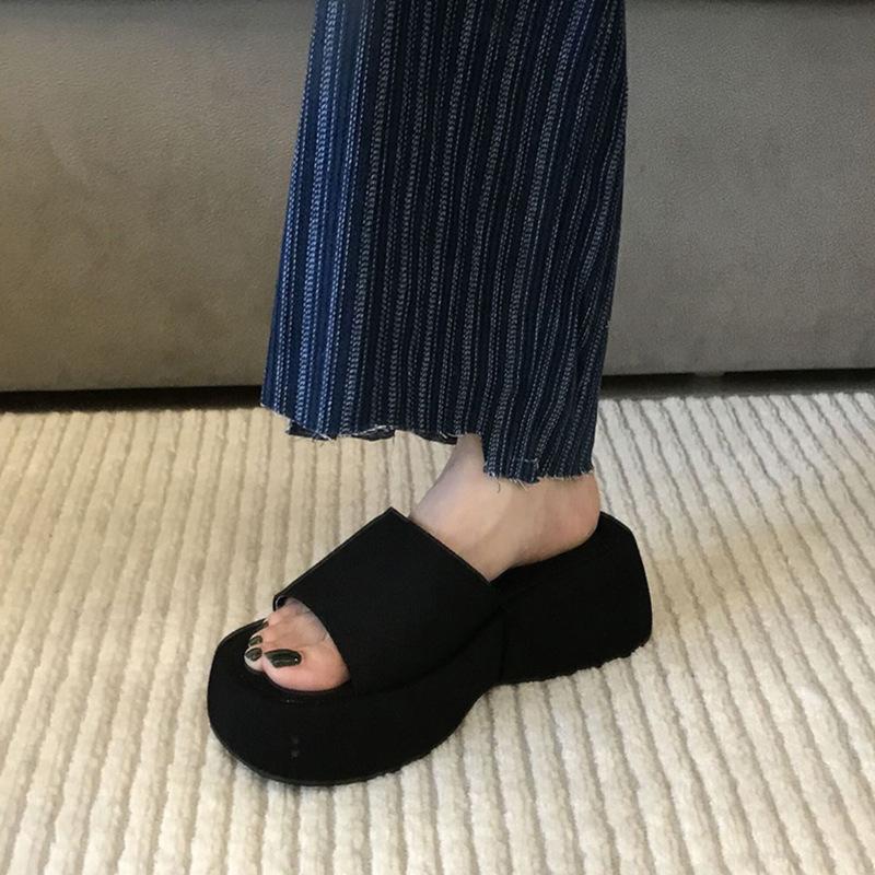Korean version of muffin thick-soled cool slippers women's summer wear fashion high sense Internet celebrity word drag 2025 new beach shoes