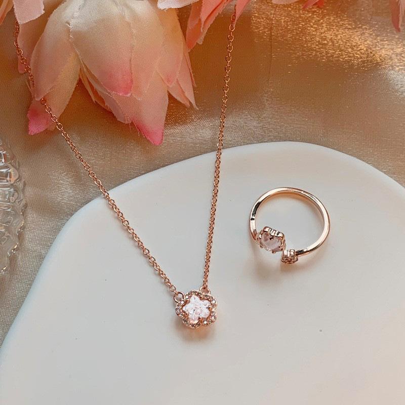 Náhrdelník s broskvovým a třešňovým květem, nový dámský lehký luxusní, malý a oblíbený design, dívčí srdíčko osazené diamantovým květinovým řetízkem