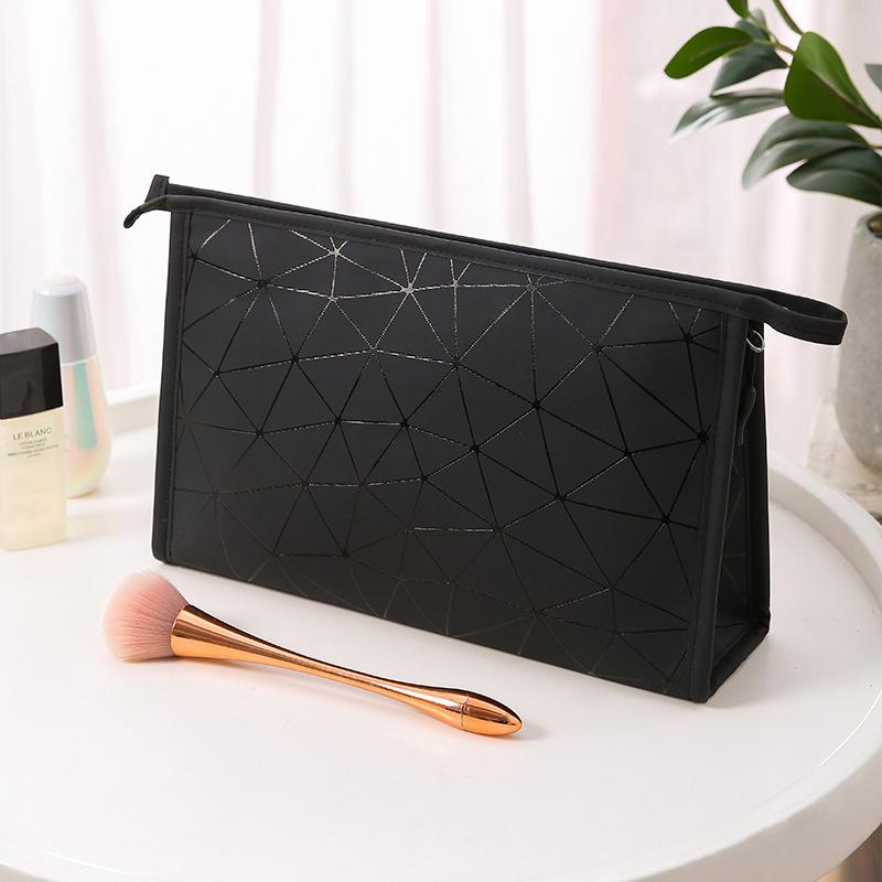 Neceser de viaje sencillo y portátil con estampado geométrico.