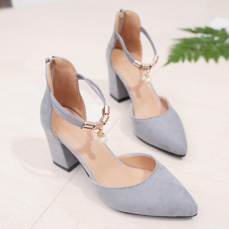 

Женские босоножки на массивном каблуке с жемчужной отделкой - Коллекция Лето и Весна 2023 38 серый