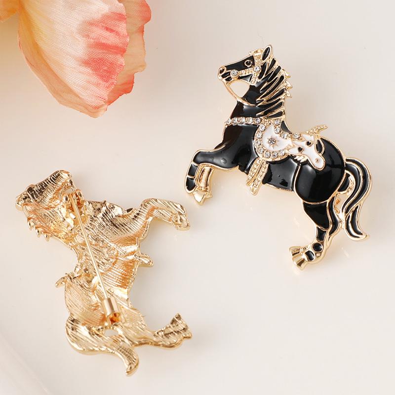 1Pc Horse Brooch Simple Alloy Exquisite Diamond Gift Metal Brooch Clothing Decoration