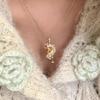 Collana con Ciondolo Cavallo Zodiacale Placcata Oro 18k - Elegante Design a Cielo Stellato, Delicata Catena per la Clavicola.