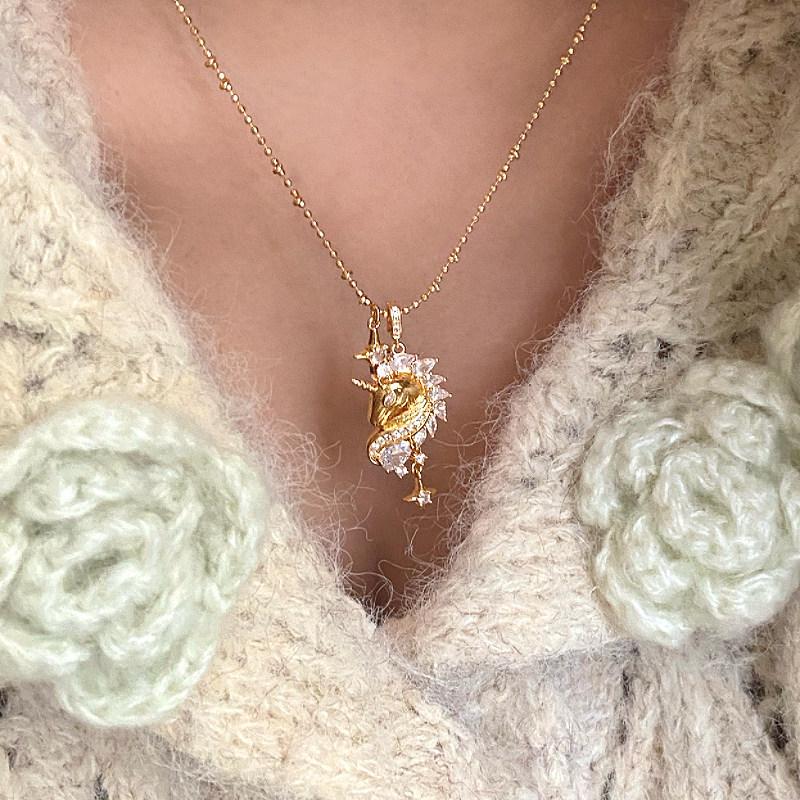 Collana con Ciondolo Cavallo Zodiacale Placcata Oro 18k - Elegante Design a Cielo Stellato, Delicata Catena per la Clavicola.
