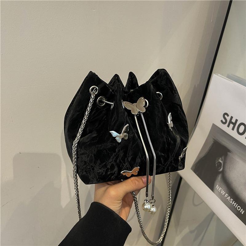 Niche design pleated strap butterfly shoulder messenger bag autumn new high-end versatile chain bucket bag