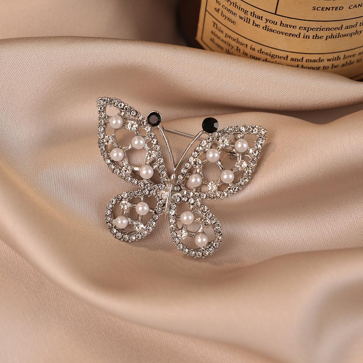 Fashion simple retro hollow butterfly brooch Japanese and Korean temperament versatile cute brooch clothing spot wholesale