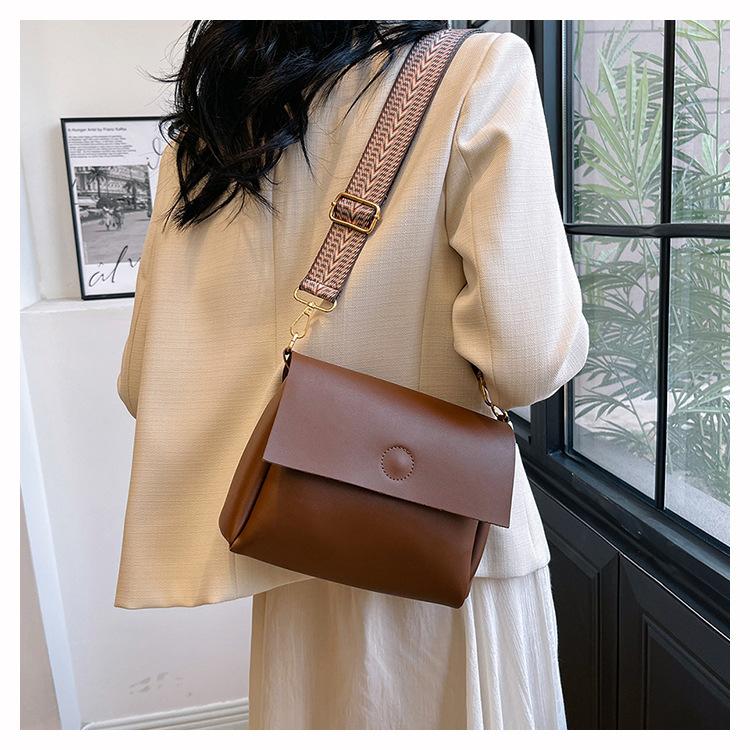 Ретро сумка большой вместимости женская 2024 новая летняя сумка-ведро модная и простая — фото 7