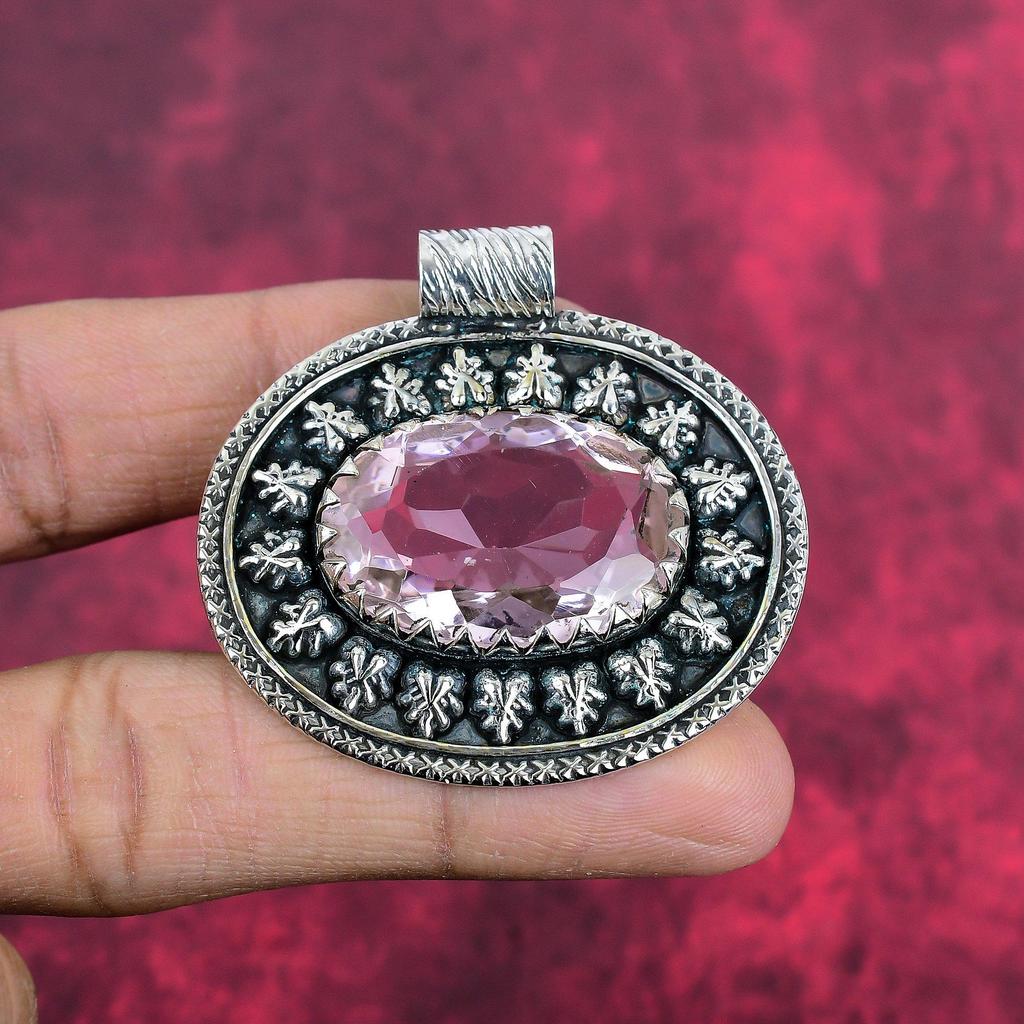 Wisiorek z różowego kunzytu, biżuteria z kamieni szlachetnych, wisior z litego srebra próby 925, ręcznie robiona biżuteria, wisior z kamieniem szlachetnym, prezent dla niego