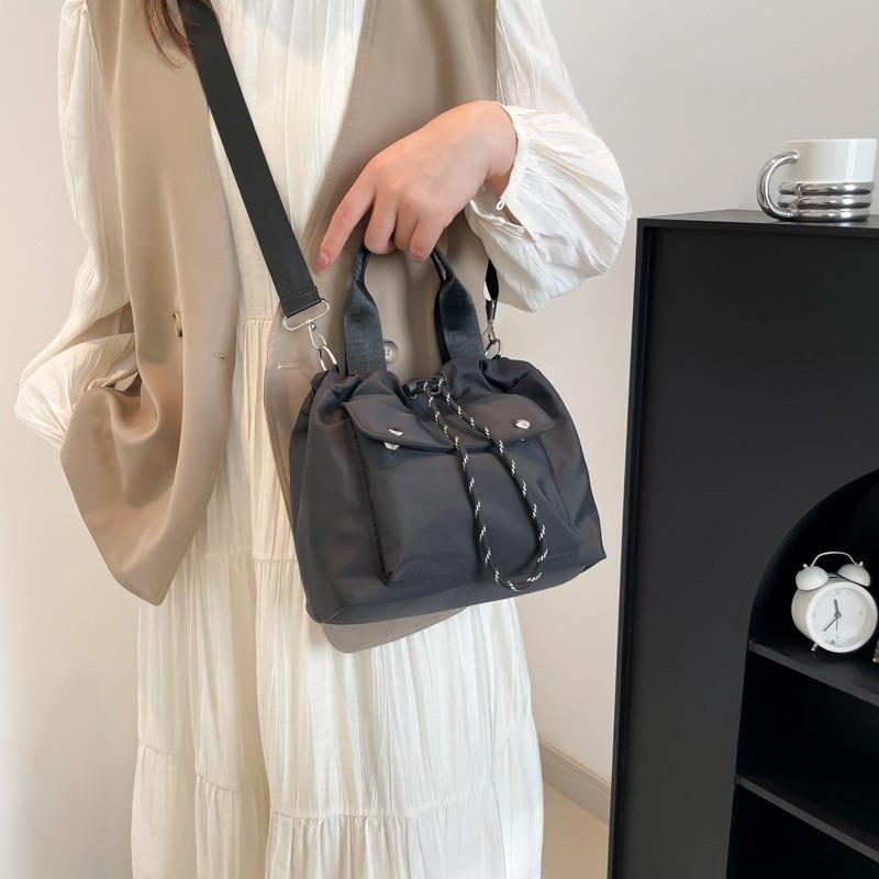 New Casual Solid Color Large-capacity Portable Bucket Bag Trendy Fashion Large-capacity Light Going Out Shoulder Messenger Bag