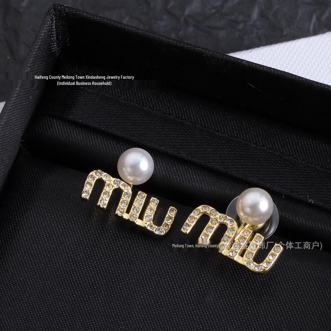 

Серьги-пусеты Miu Miu Сердце Эмаль - Женская Мода Универсальные Высокая Версия Ювелирные Изделия с Буквами Miu