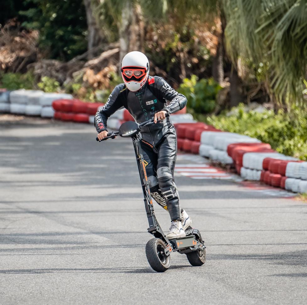 Verze 2026 Elektrická koloběžka KuKirin G4, Motor 2000W, Baterie 60V 20Ah, 11palcové kolo, Max. rychlost 70 km/h, Dojezd 75 km, Kotoučové brzdy