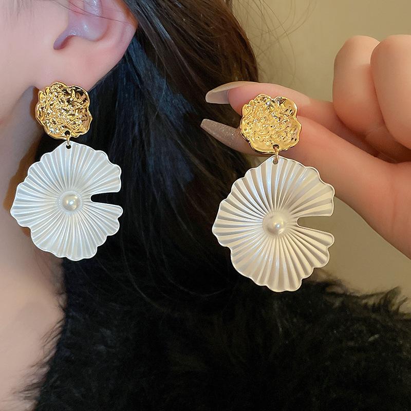 Metal wind love geometric earrings simple and cold wind stud earrings niche temperament versatile earrings