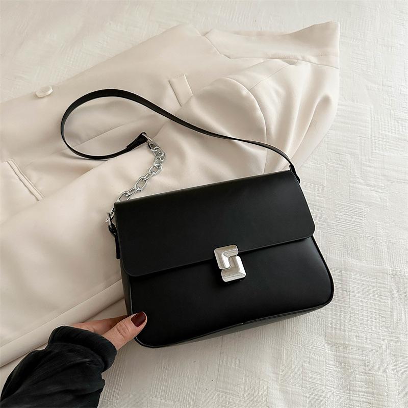 

Женская сумка через плечо подмышкой 2024 весна-лето французская нишевая маленькая квадратная сумка иностранный стиль мода новая простая сумка-мессенджер чёрный