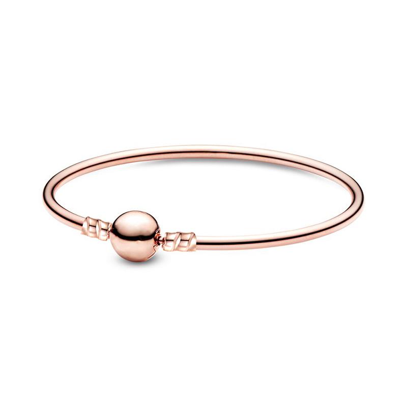 Eenvoudig zelf te maken slangenkettingarmband met Europese bedeltjes, een modieuze sieradenstijl voor dames, zoals die van Mary Poppins.