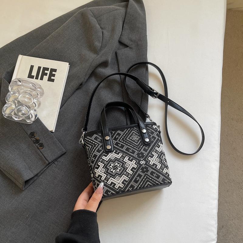 Summer Popular Small Bag Women 2025 New Fashion Versatile Shoulder Messenger Bag Portable Bucket Bag