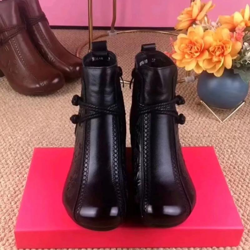 Retro mother soft-soled short boots women's autumn and winter soft leather boots new middle-aged and elderly middle-heeled velvet leather shoes
