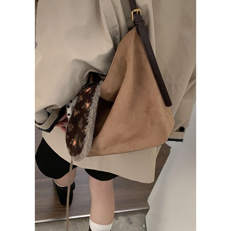 

Autumn Retro Suede Bucket Bag Women s 2025 New Niche Simple Armpit Bag Large Capacity Shoulder Bag коричневый