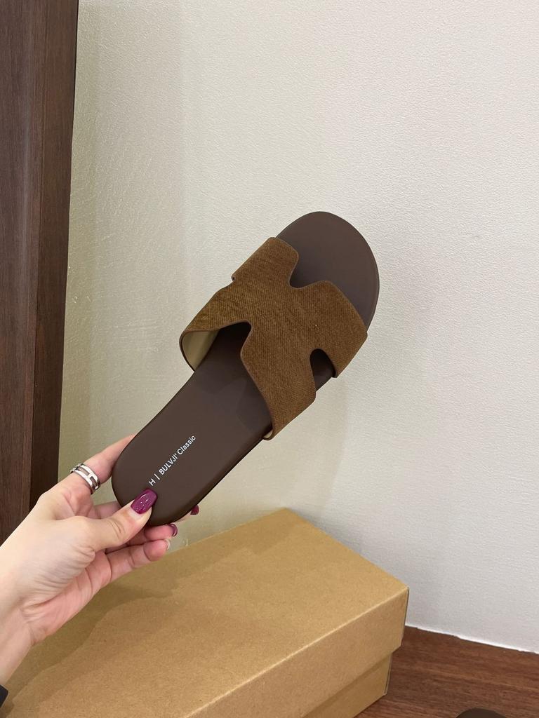 One-word slippers, fashionable and versatile flat-bottomed tourist beach 2025 summer new seaside simple and cool slippers