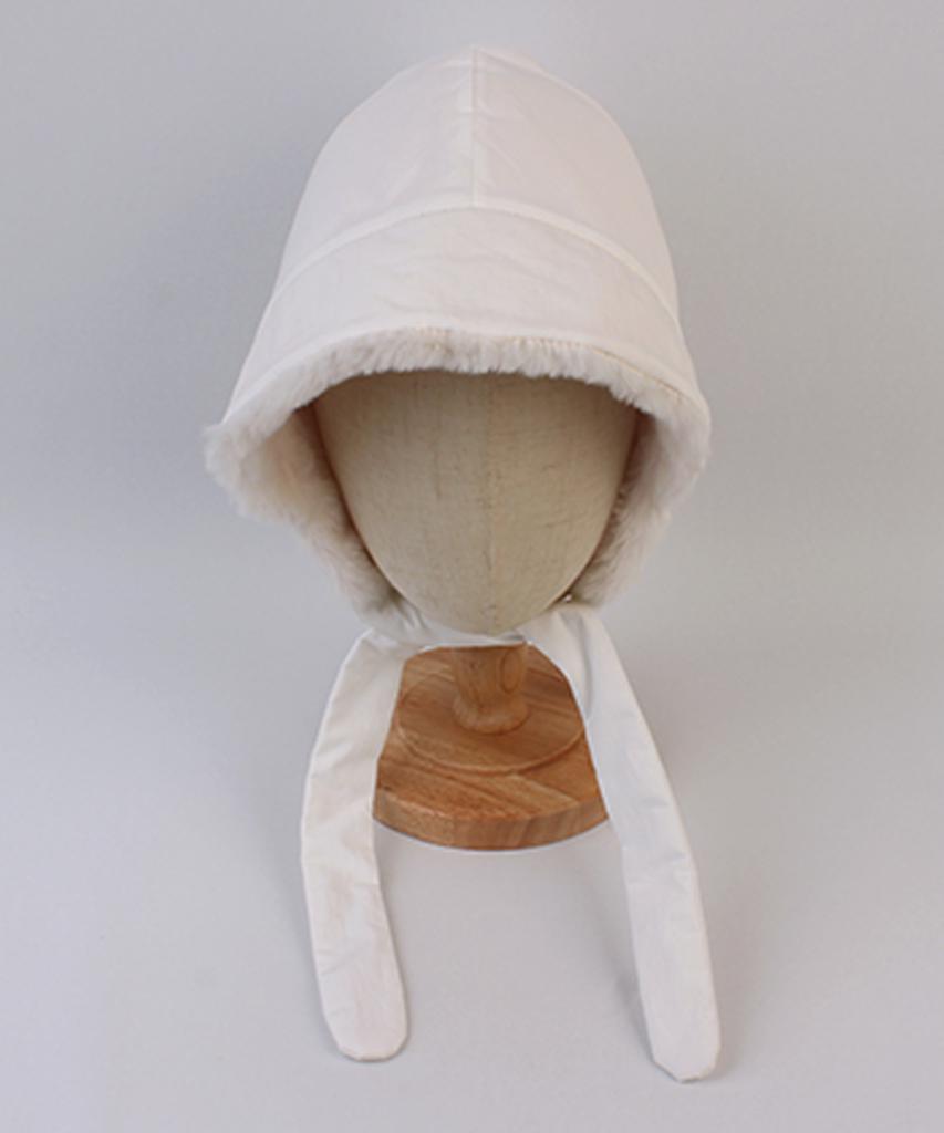 Yunibeosyeolkemiseuteuli Poly Fur White Bonnet Hat
