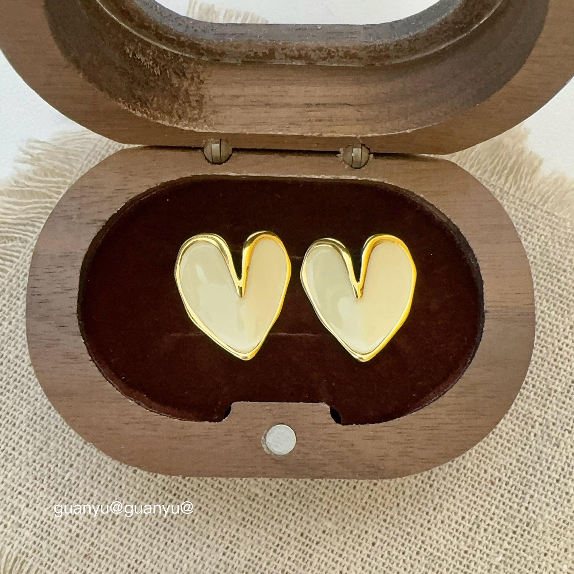 

Elegant Heart-Shaped Stud Earrings: Women s Light Luxury, Sweet & Versatile Style