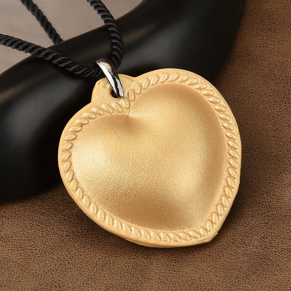 Fashionable Heart Shaped Choker Necklace In Leather For Unisex Wear Casual