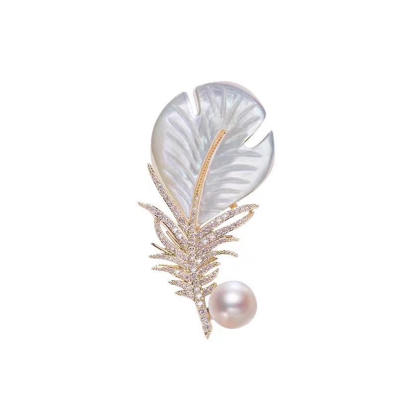 "Broche elegante de penas de pérola: Acessório de paletó estiloso e presente exclusivo"