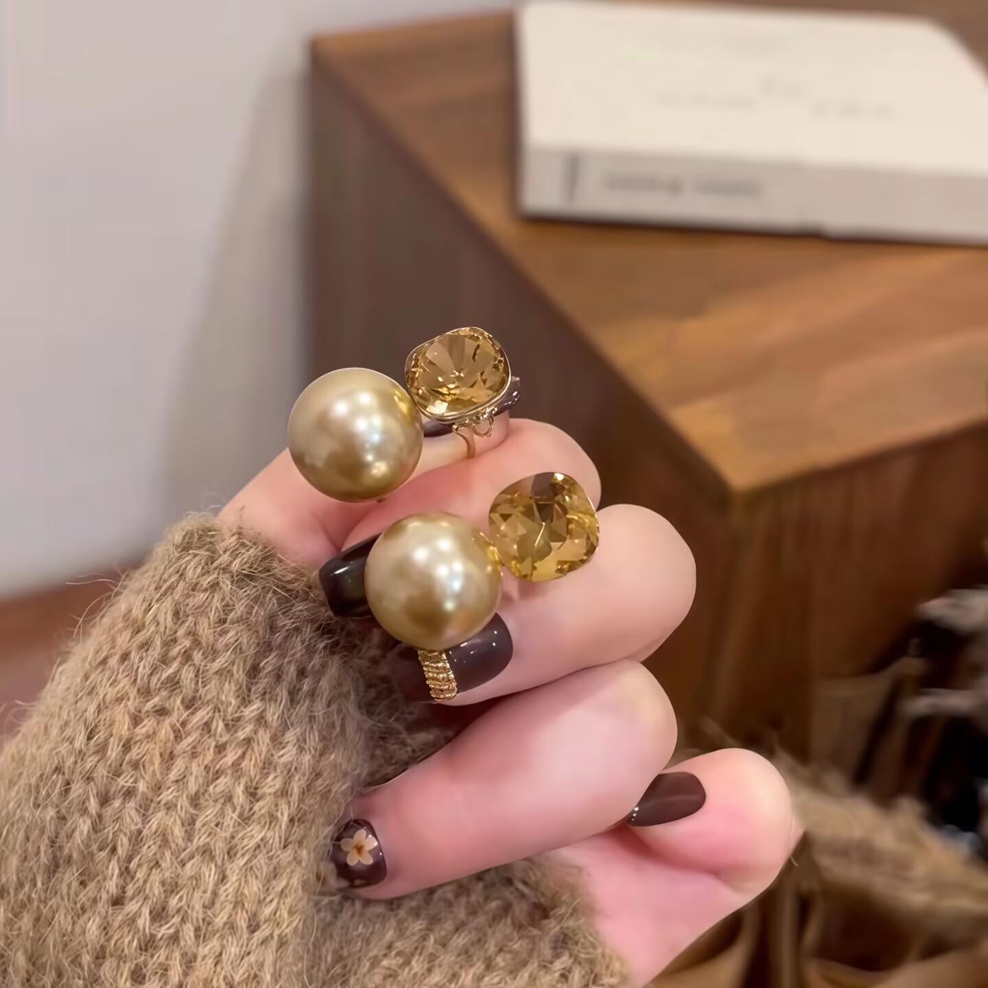 

Vintage Hong Kong Style Champagne Pearl Stud Earrings: Elegant & Versatile for Daily Wear