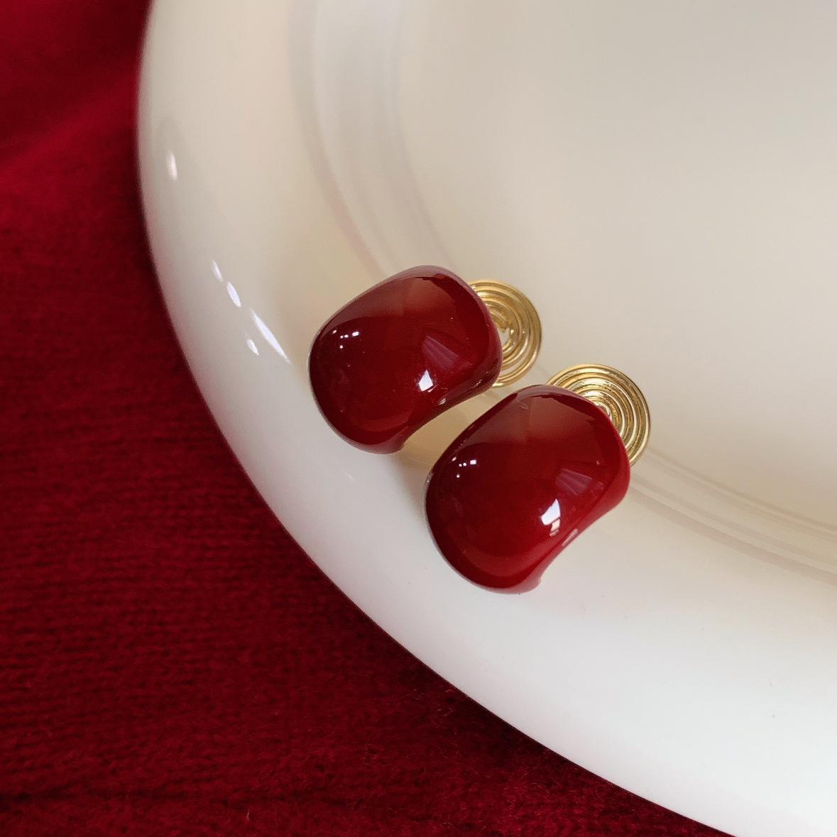 

Red Bean Ankola Red Temperament Earrings Mosquito Coil Plate Ear Clips No Ear Piercings Light Luxury Premium Stud Earrings Retro