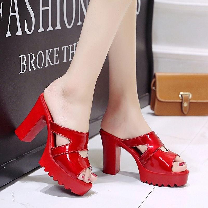 

Базовые женские тапочки на высоком каблуке 2024 года, новинка, горячая распродажа, летняя модная женская обувь из резины, женские тапочки из искусственной кожи на квадратном каблуке