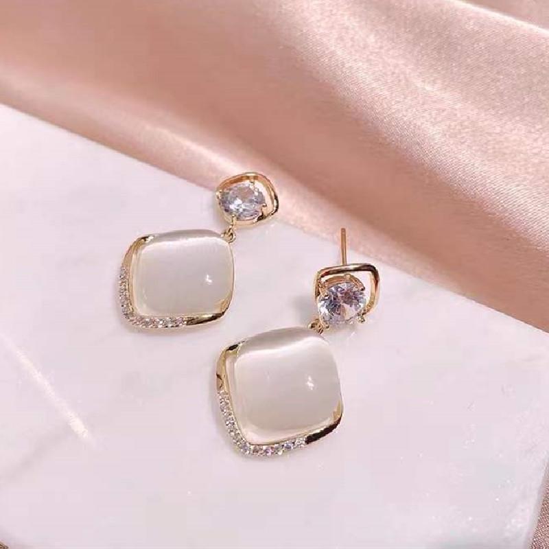 Korean Fashion Cat's Eye Diamond Studs: S925 Sterling Silver Earrings for Women