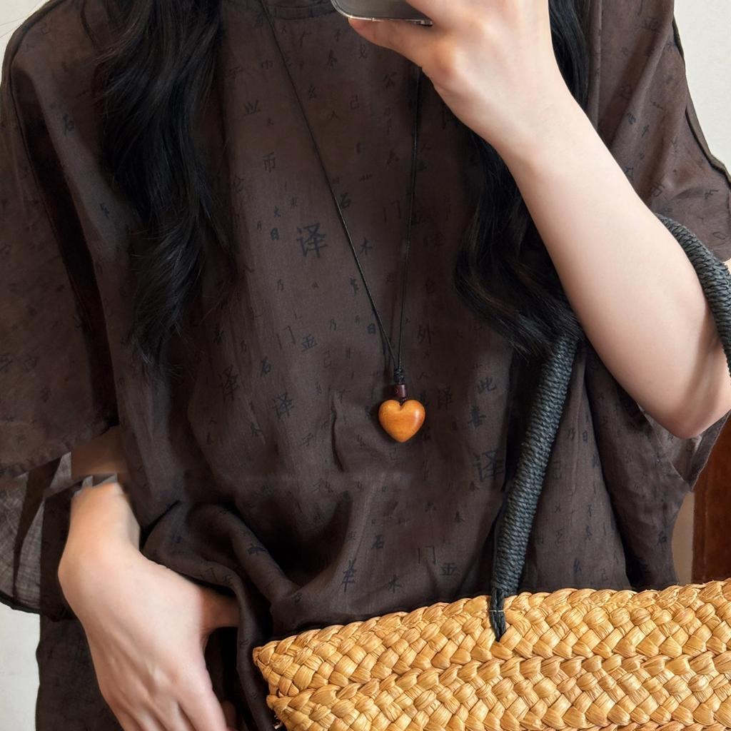 French Elegant Classic Heart-Shaped Wood Sweater Necklace Fashionable Jewelry Accessory for Ladies