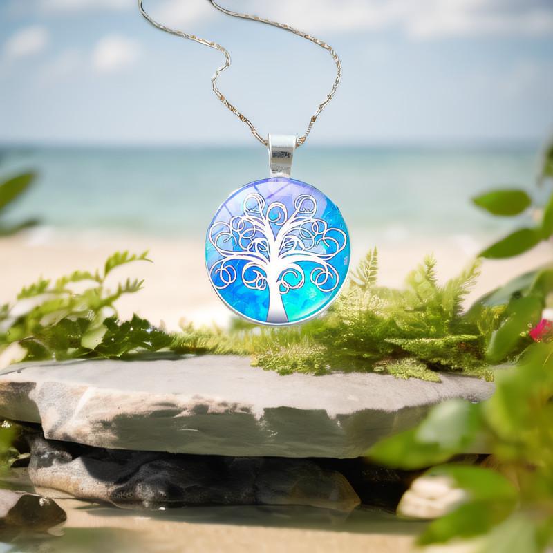 Elegant Tree Pattern Pendant Necklace In Vintage Silver Color With Classic Glass Cabochon
