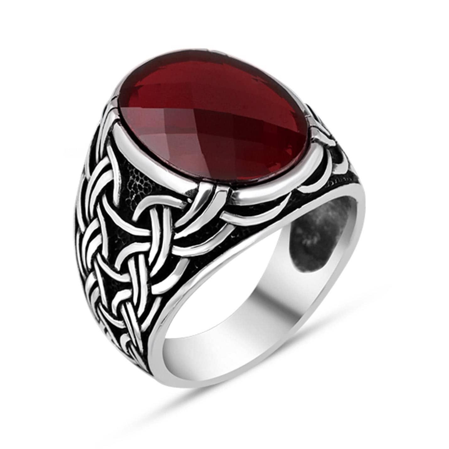 

Мужское кольцо из стерлингового серебра с красным цирконием и цепочкой с фацетной огранкой