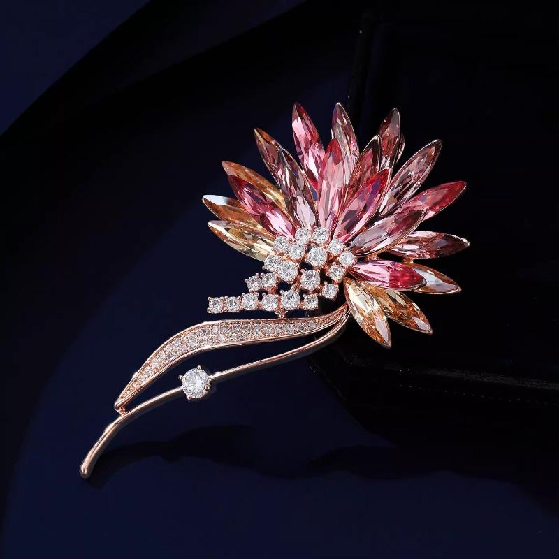 High-end and Elegant Gradient Crystal Brooch, Light Luxury and High-end Style Flower Pin