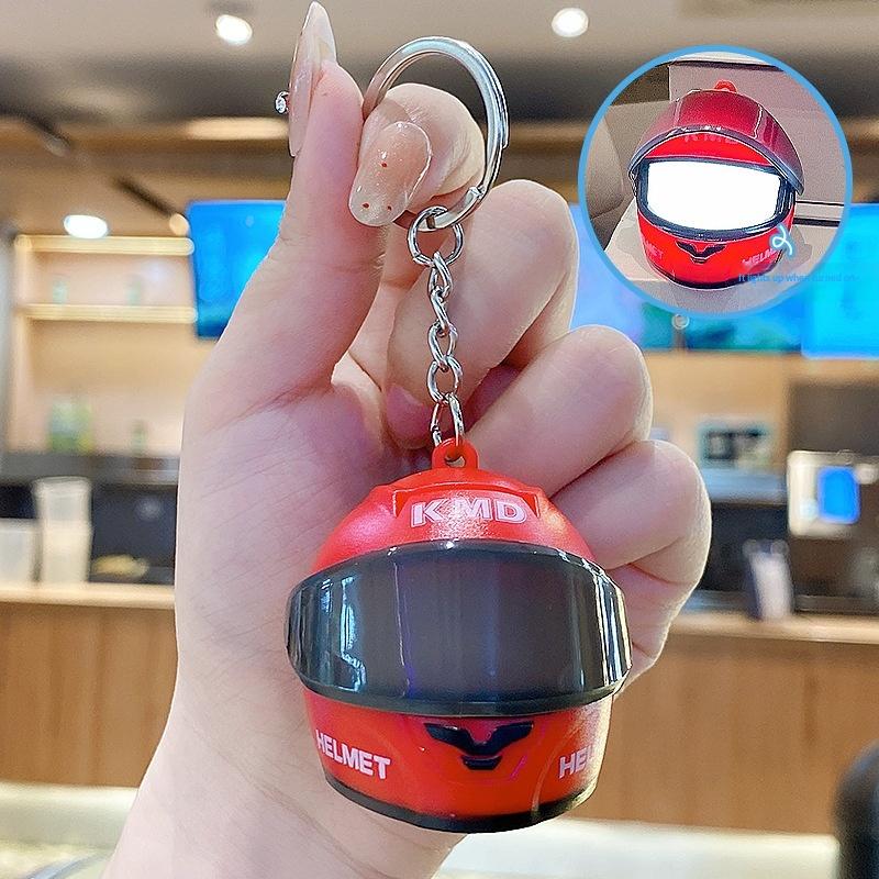 Prémiový ABS Klíčenka na motocyklovou helmu s LED světlem Mini Kreativní kroužek na klíče pro festivalový dárek Dekorace na klíče od auta Přívěsek