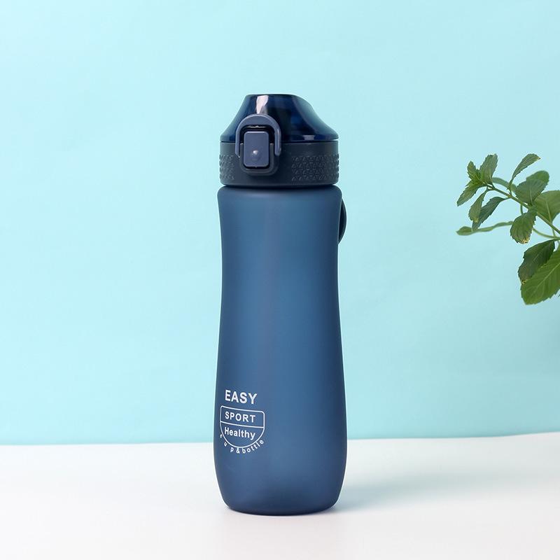 

Матовая космическая чашка емкостью 800 мл, чашка для воды большой емкости с ручкой, пружинная крышка с прямым горлышком, пластиковая чашка для воды, спорт на открытом воздухе 800ML темно-синий