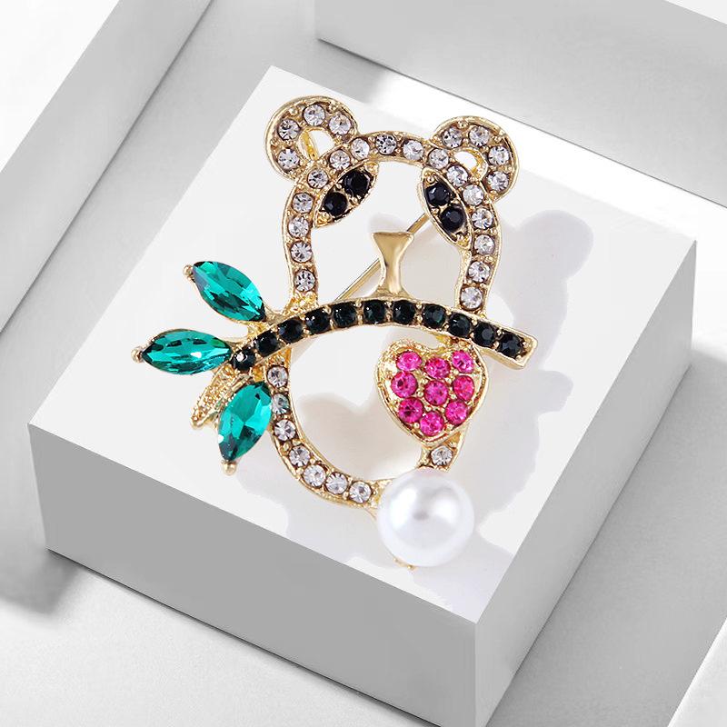 Fresh and Sweet Cartoon Love Heart Crystal Hollow Animal Panda Pearl Alloy Brooch Men and Women Gift Clothing Accessories Long-Lasting Color Brooch