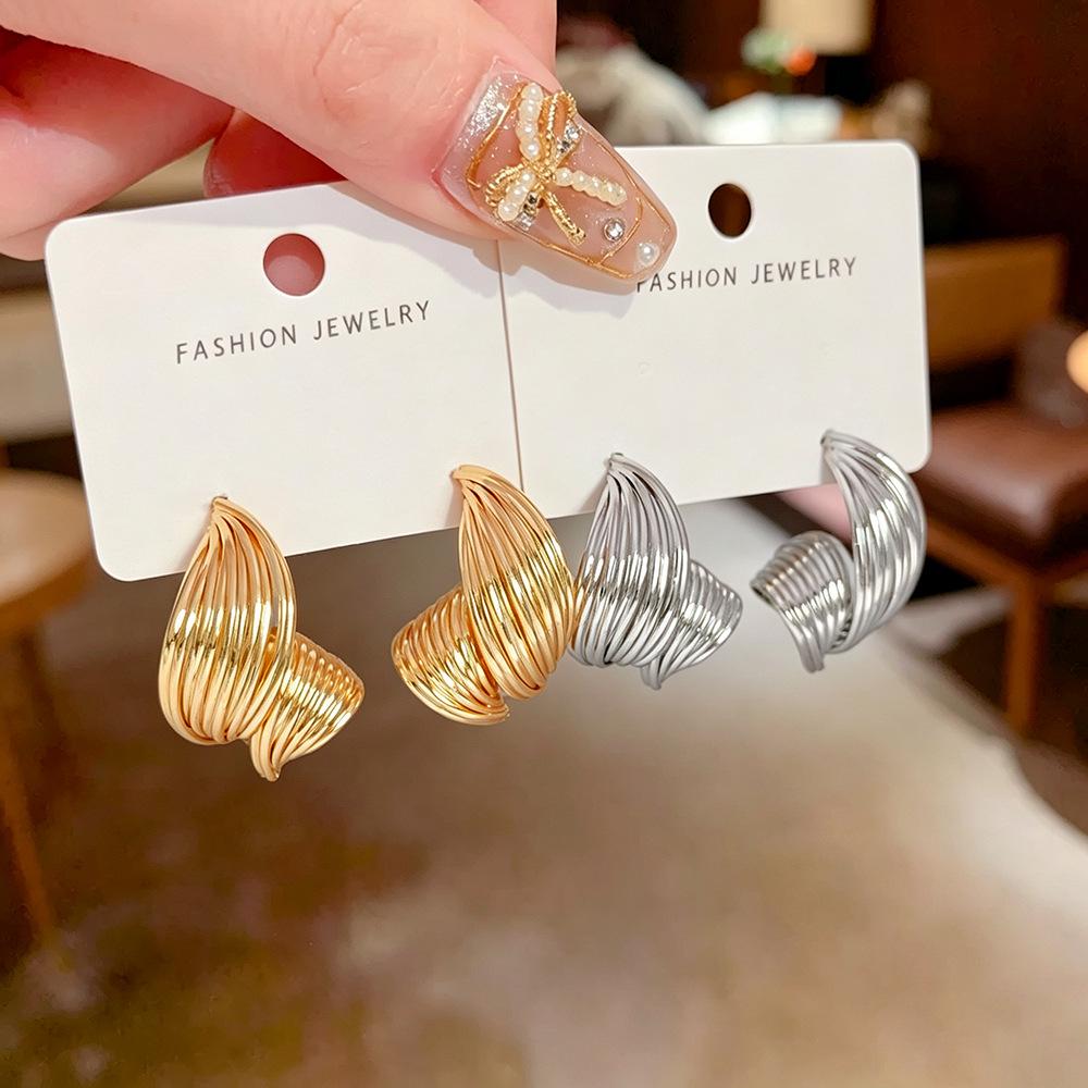 Personalized Retro Twisted Texture Stud Earrings for Women – Versatile, Light Luxury High-End Ear Ornaments.