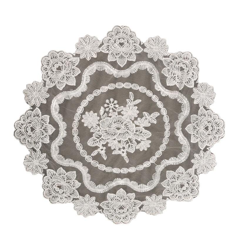Broderte duker i mesh-stoff med blondekant - Dekorative brikker for nattbord, kaffebord eller fotorekvisitter.