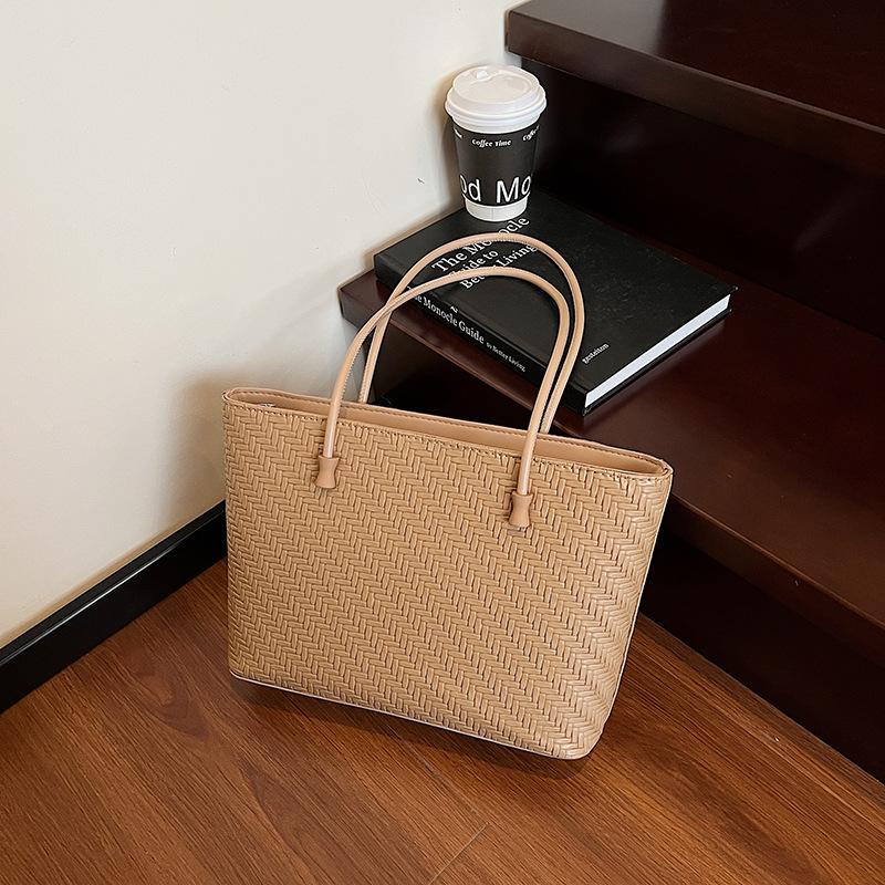 Large Capacity Simple Retro Tote Bag Women's New High-end Woven Pattern Shoulder Bag Commuter Bag