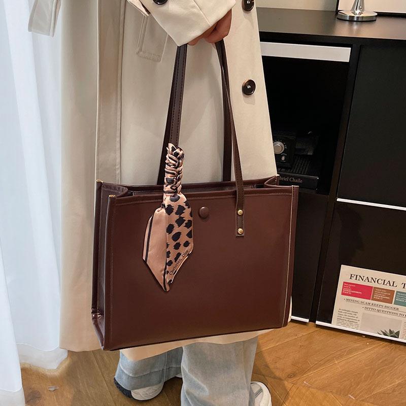 A Large-capacity Retro Commuter Tote Bag with A High-end, Elegant and Fashionable Single-shoulder Style