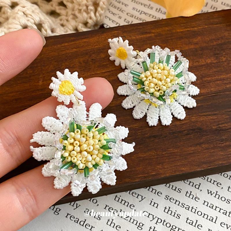 Silver Needle Summer Knitted Fabric Crystal Flower Pendant Earrings Sweet Vacation Style Earrings Niche High-end Earrings Women