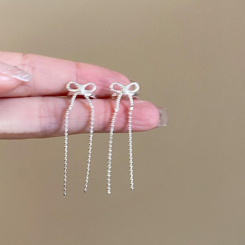 Elegant Geometric Bow Tassel Ear Cuff for Women - No Piercing, Versatile & Stylish Ear Accessory