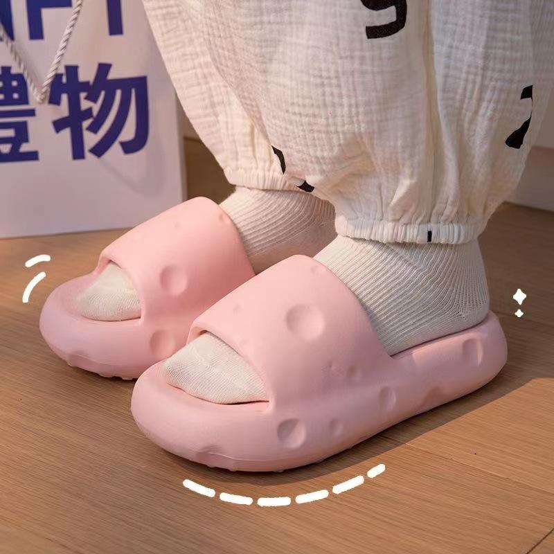 

Крутые тапочки женские летние для улицы, для дома, на новый год, нескользящие, дезодорирующие, женские летние Size 40-41 [suitable for 39-40]